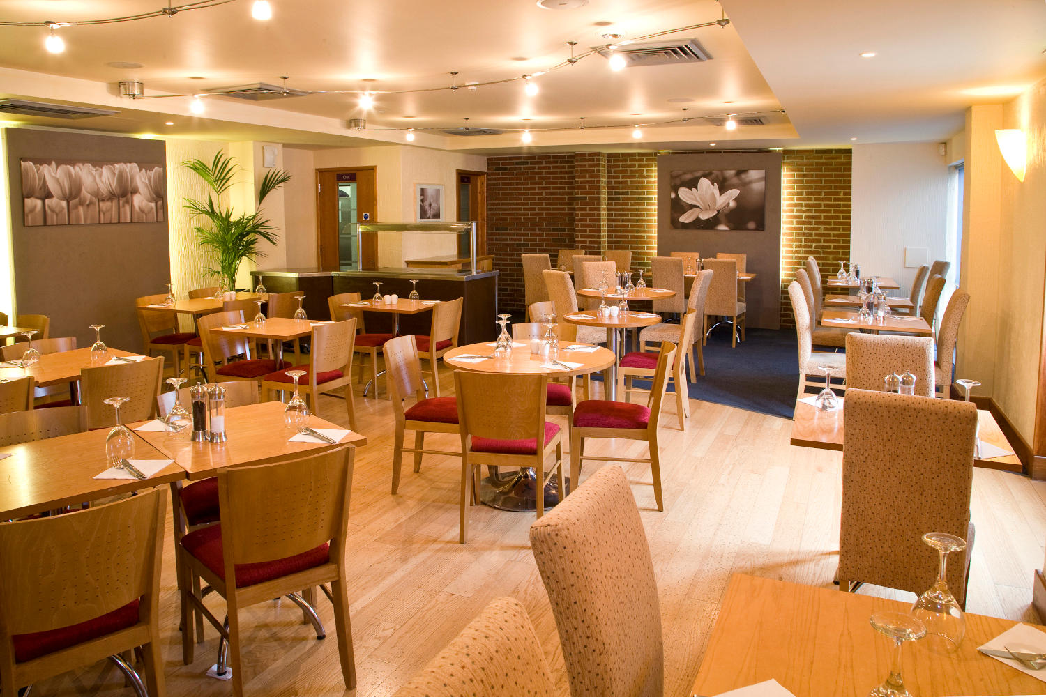 Thyme restaurant Premier Inn London Elstree / Borehamwood hotel Borehamwood 03333 211261