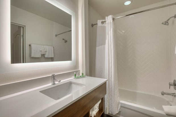 Images Holiday Inn & Suites Madison West - Middleton by IHG