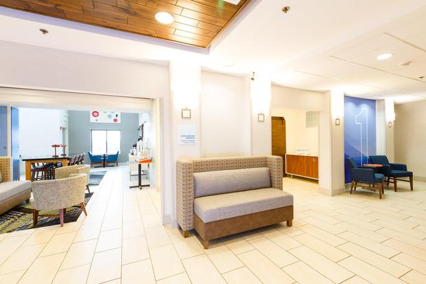 Images Holiday Inn Express & Suites Shelbyville by IHG