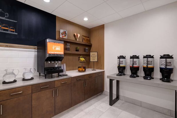 Images Hampton Inn & Suites Marina