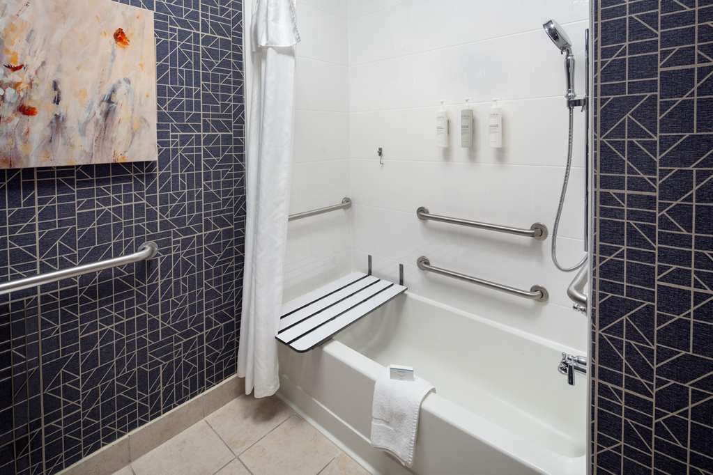 Guest room bath