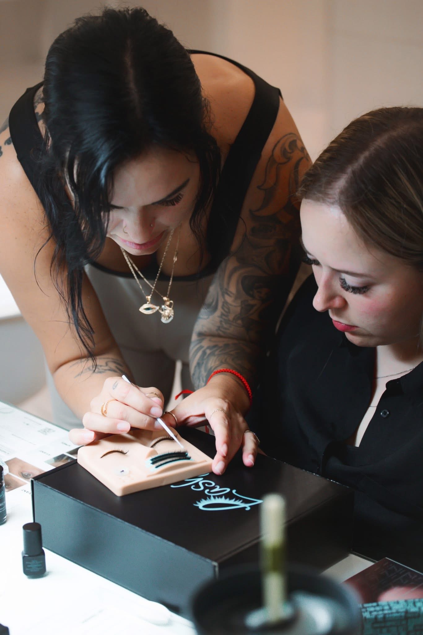 Images Lashista - Formation cils - Pose de cils - Produits de cils Longueuil