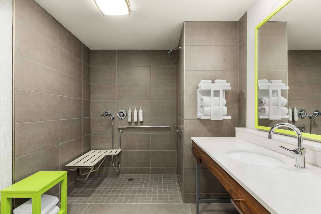 Guest room bath