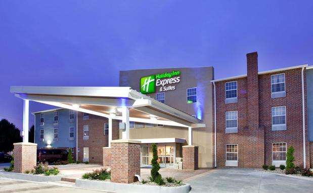 Images Holiday Inn Express & Suites North Kansas City, an IHG Hotel