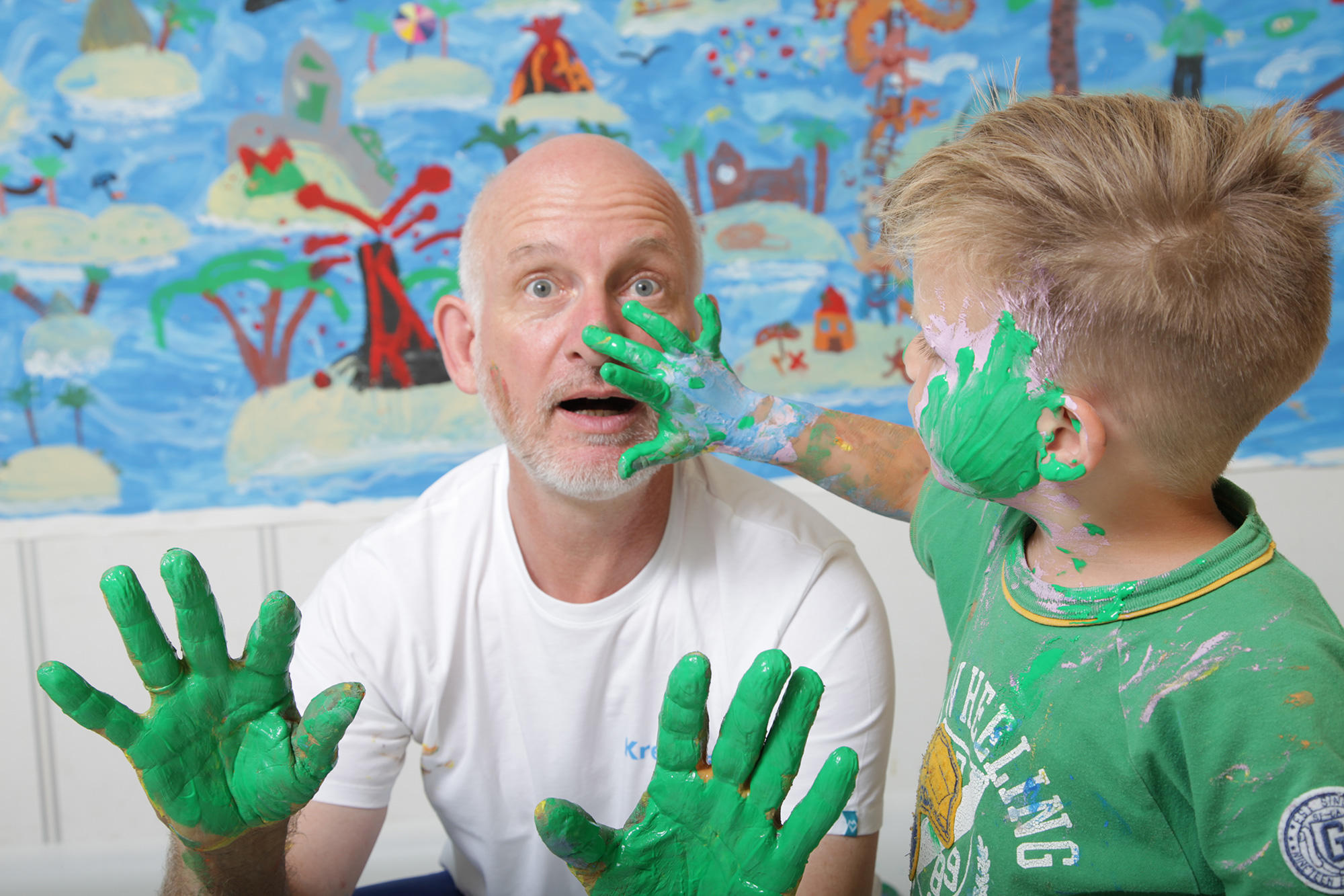 spielen mit farbe fingerfarbe quatsch machen spass lernen  pme Familienservice Lernwelten Kita Kinderbetreuungseinrichtung Eltern und Kind
