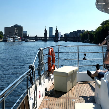 Bilder Solarwaterworld Hafen: Schiffsrundfahrten und Sightseeing Touren in Berlin mit Solar-Katamaran