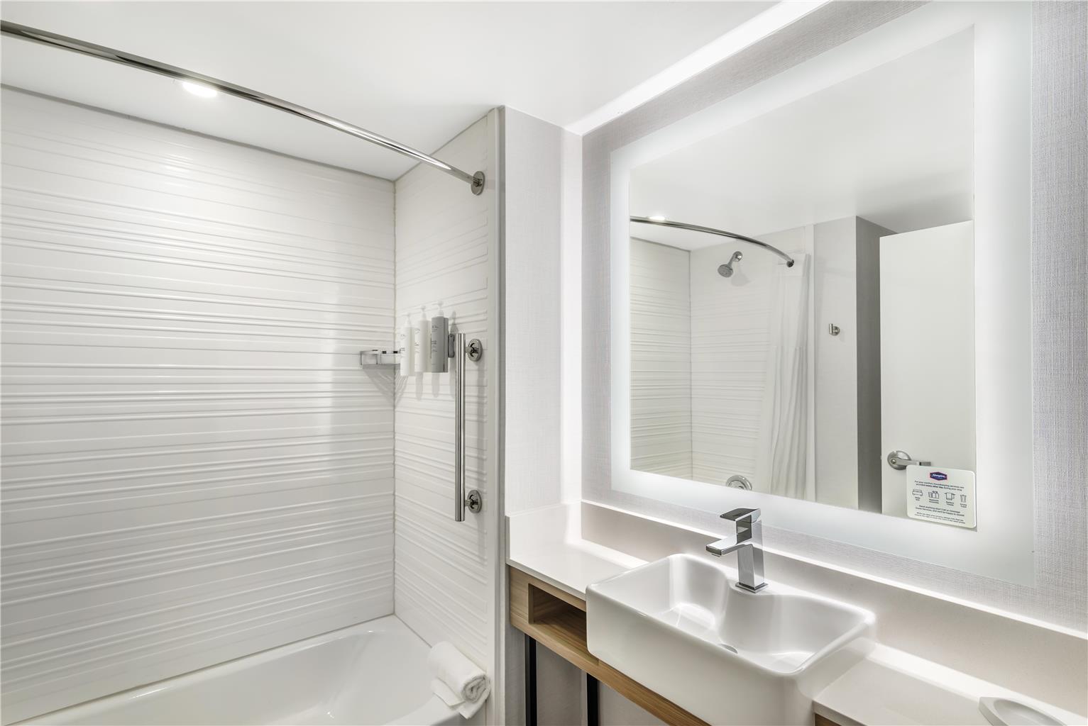 Guest room bath