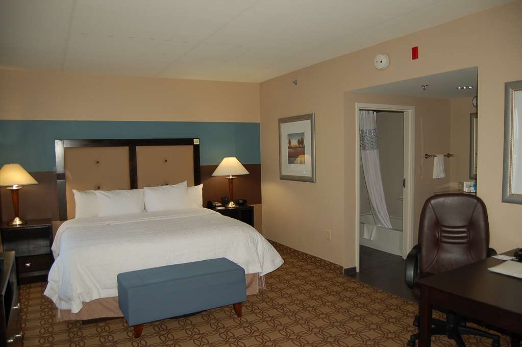 Guest room Hampton Inn & Suites Charlotte-Airport Charlotte (704)394-6455