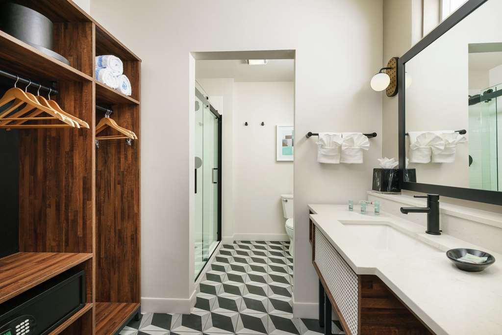 Guest room bath 