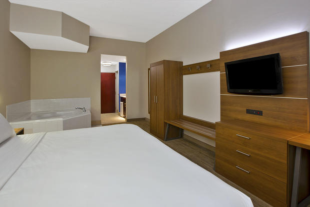 Images Holiday Inn Express & Suites Cincinnati Northeast-Milford, an IHG Hotel