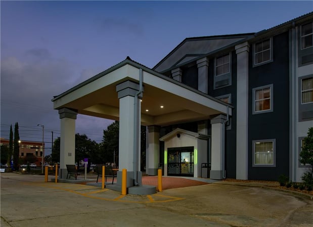 Images Spark by Hilton Lafayette South