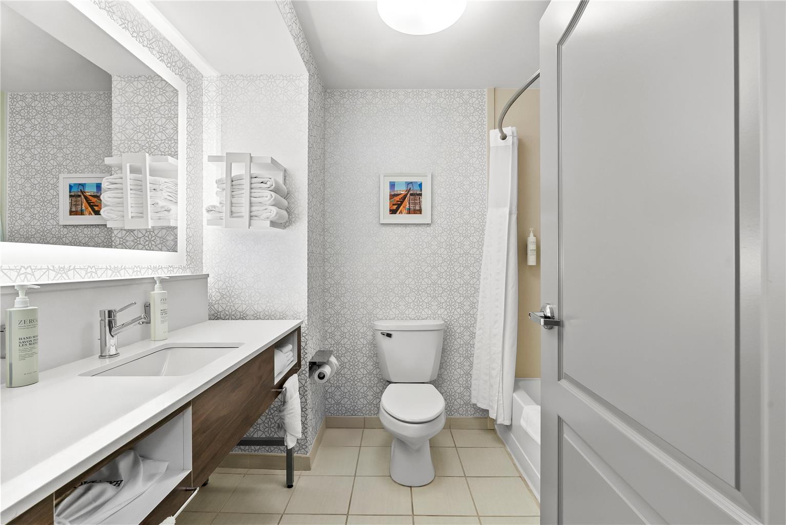 Guest room bath