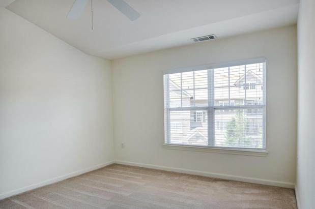 Images White Oaks at Wilton Apartments