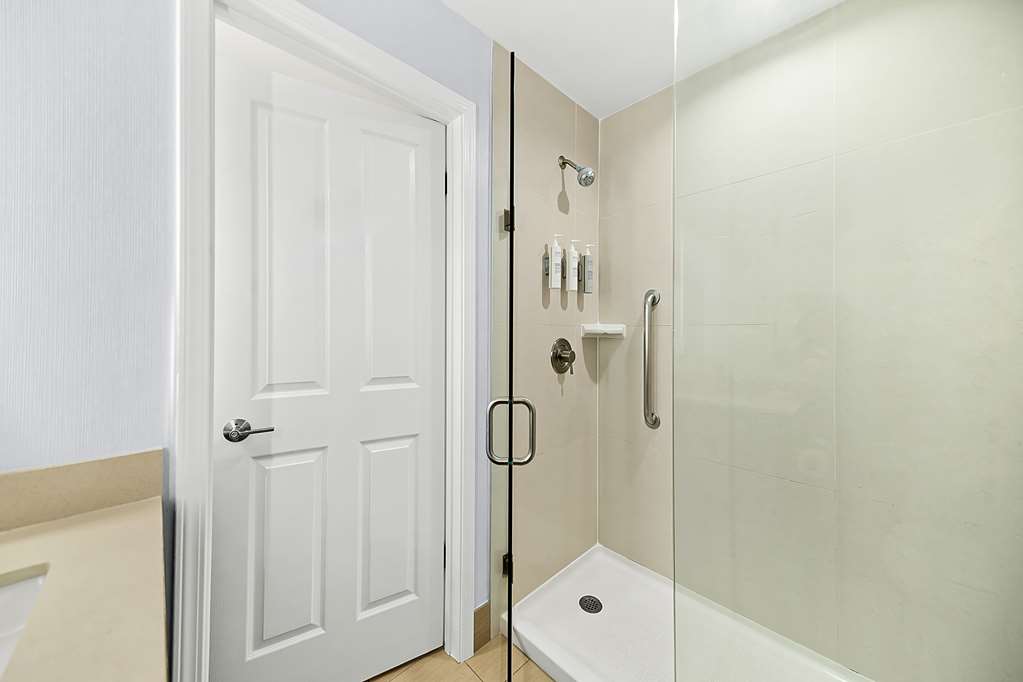 Guest room bath