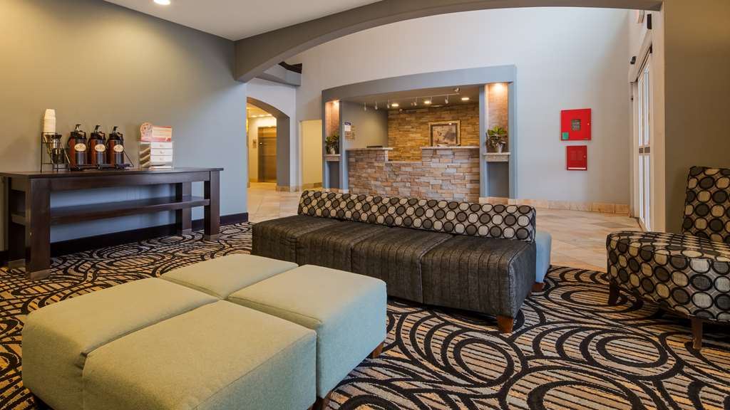 Lobby & Front Desk