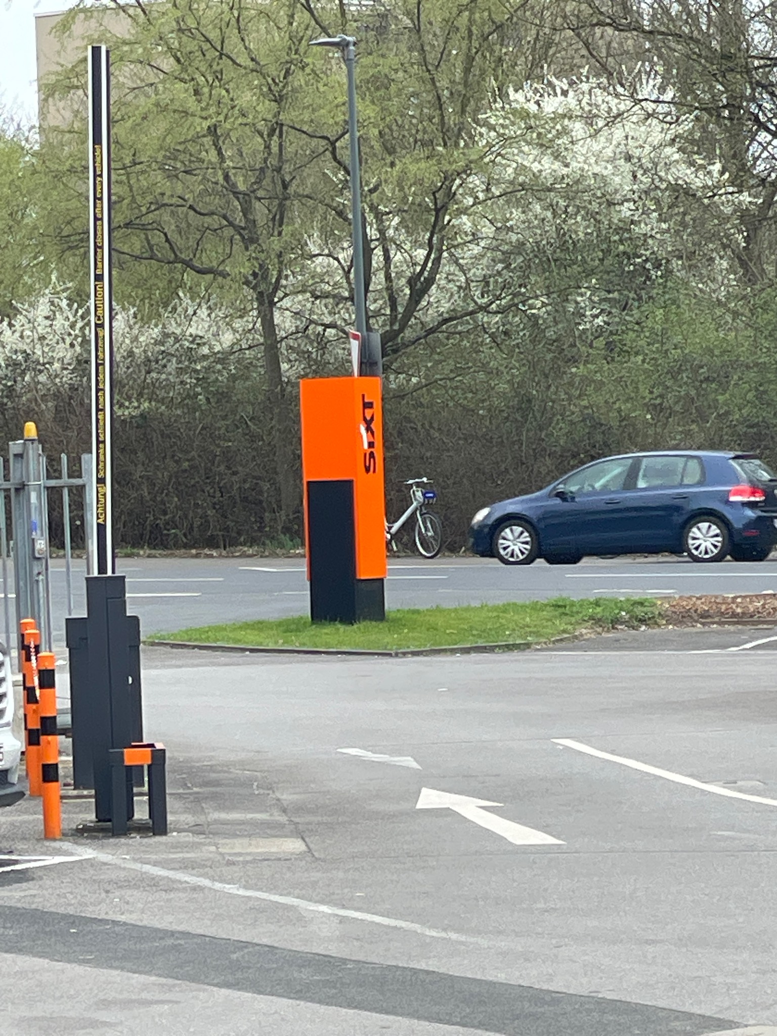 SIXT Truck Center Düsseldorf, Tilde-Klose-Weg 2-4 in Düsseldorf