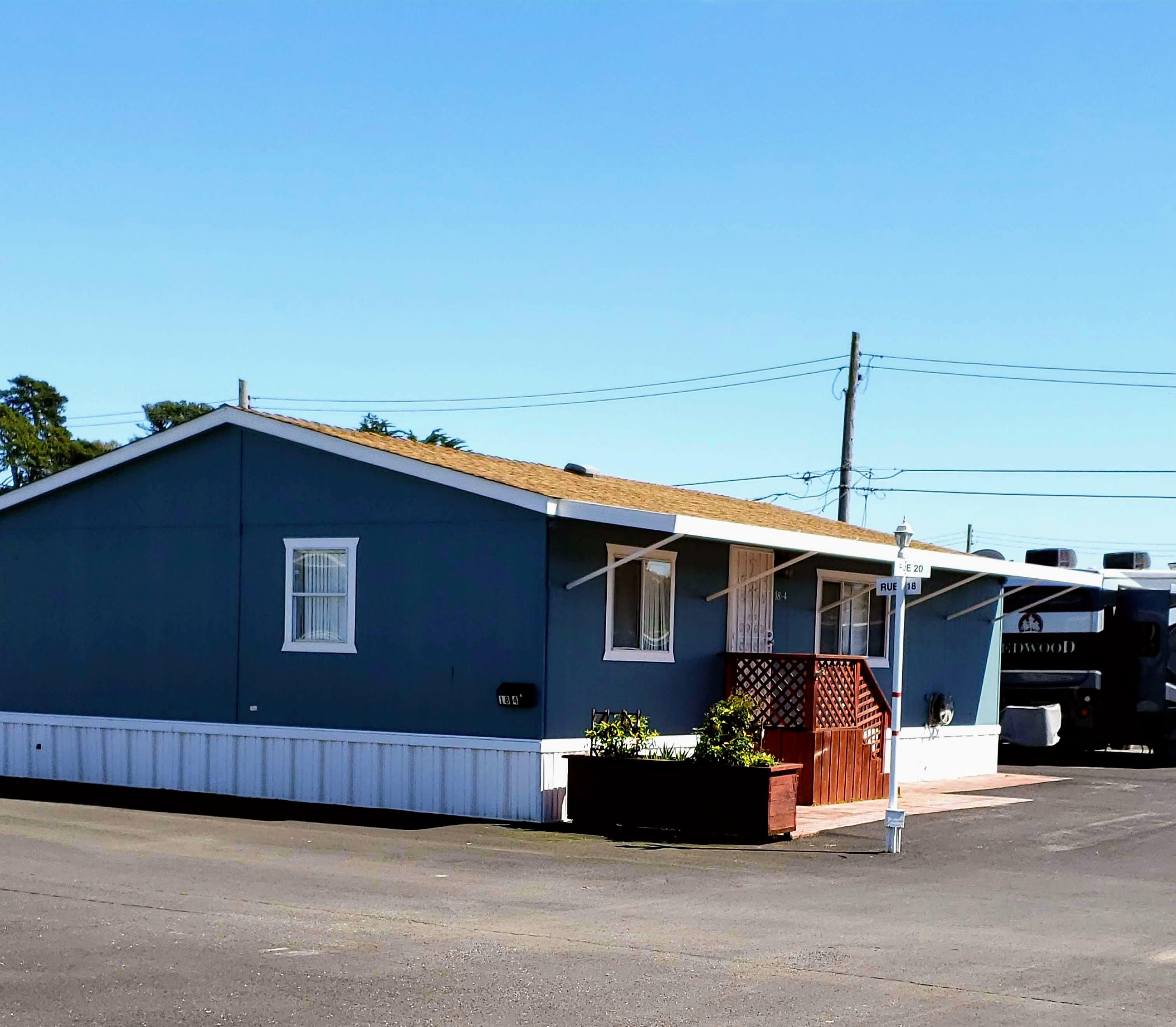 The guests at Treasure Island Mobile Home & RV Park get to enjoy modern amenities, including private showers and bathrooms, sanitizing stations, laundry facilities, a dog park, outdoor leisure areas with picnic tables, and premium pull-through sites.