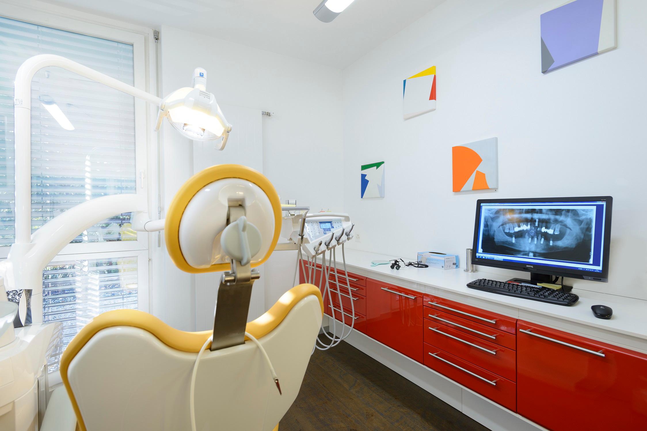 dr. med. dent. Nyffeler Tino Dr. - Studio Medico Dentistico Lugano 091 922 07 44