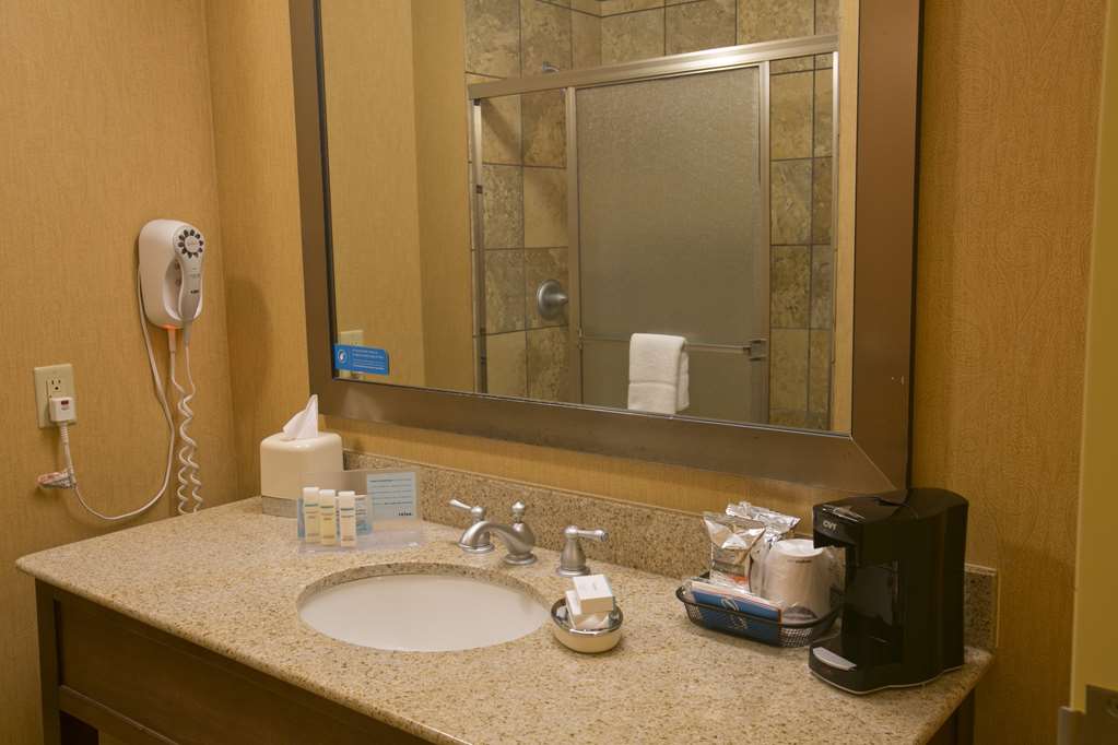 Guest room bath