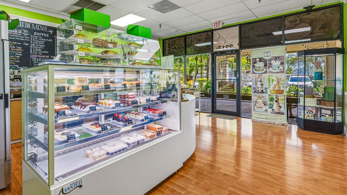 Custom order bakery open daily in Deerfield Beach. 
