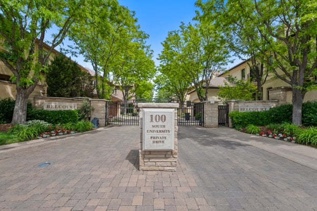 Images Nicole Wadsworth, Realtor