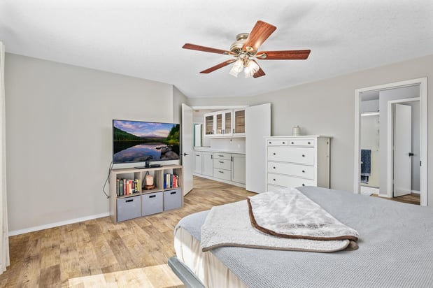 Images Lisa Bradburn, Premiere Property Group, LLC
