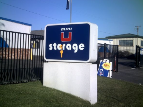 Easy access Mini U Storage Santa Ana (714)751-1300