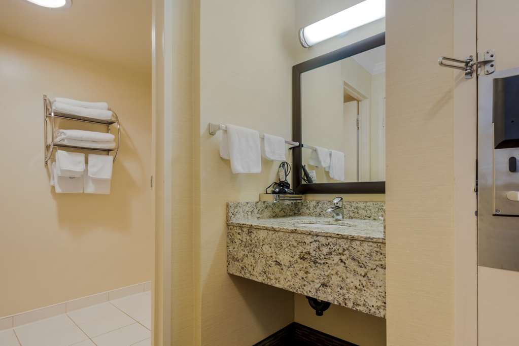 Best Western Plus Dryden Hotel & Conference Centre in Dryden: Two Queen - Upstairs Bathroom
