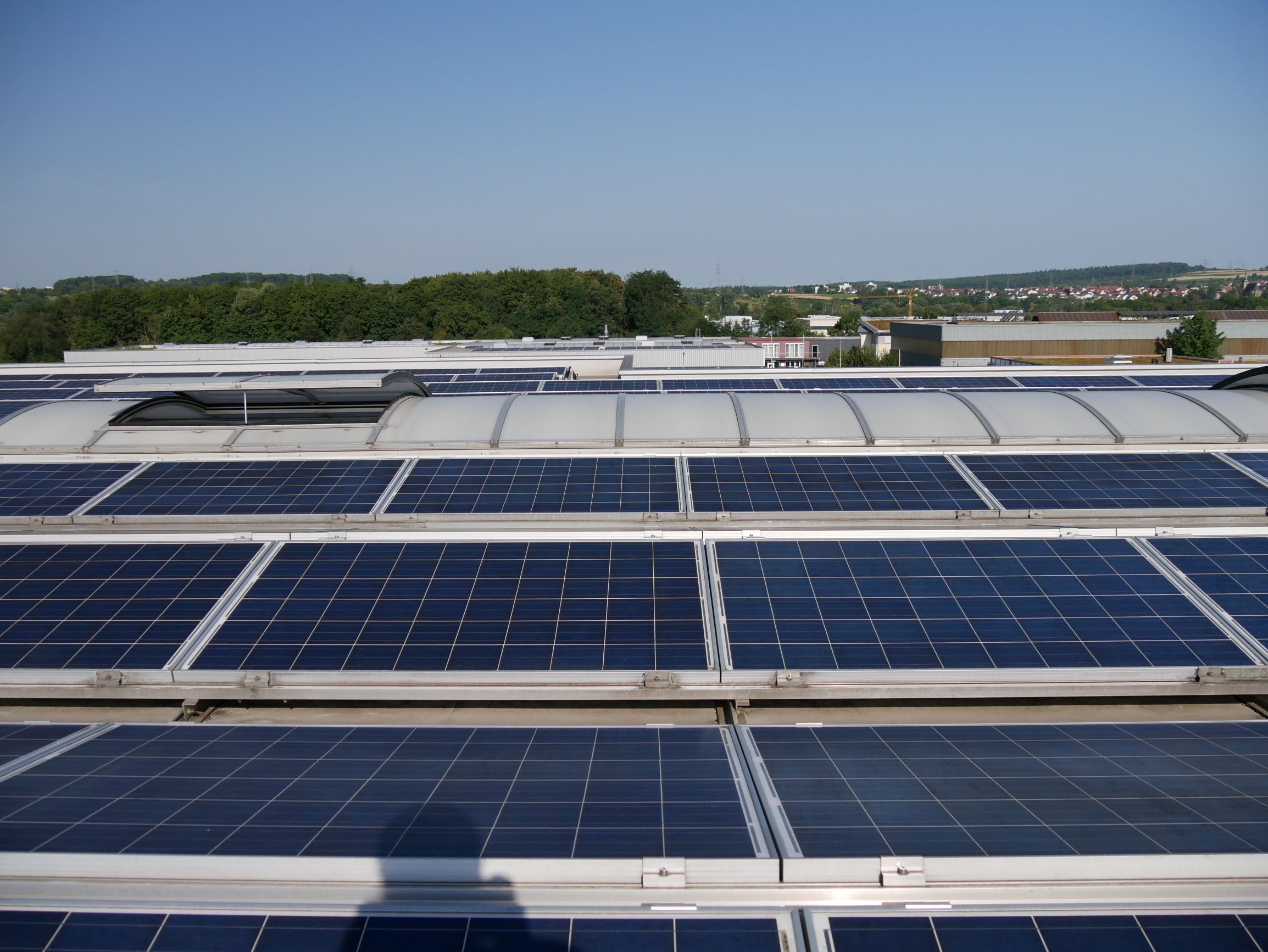 Wir beziehen unsere Energie seit mehr als fünf Jahren nun durch unsere eigene Solaranlage auf unserem Firmendach.