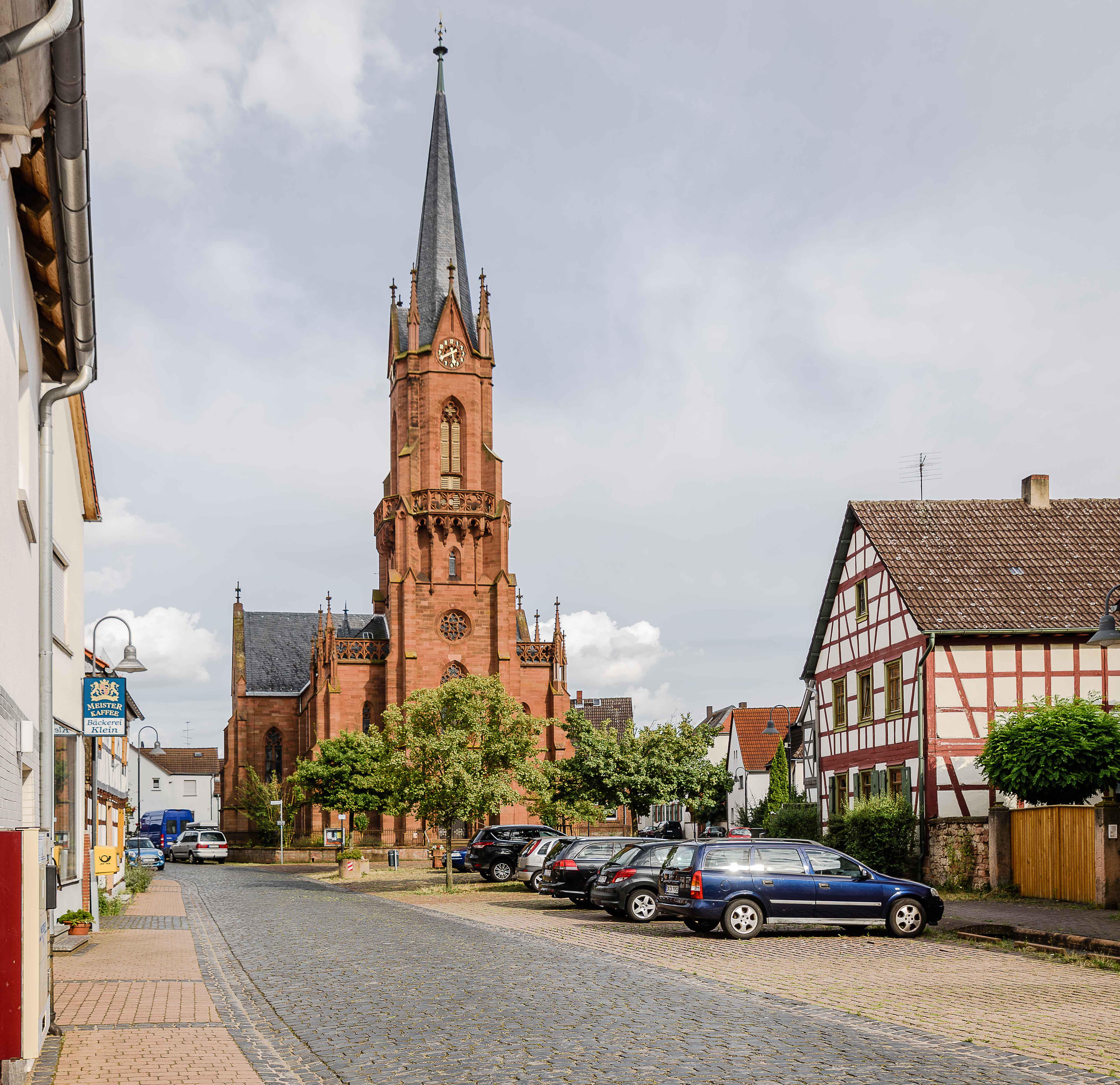 Der älteste Nachweis über ein Gotteshaus in Langstadt stammt aus dem Jahre 1482: Erwähnt wird eine Kapelle, die in der Ortsmitte stand. 1523 wird die Kapelle erweitert, 1561 wird Langstadt selbstständige Pfarrei. Im 18. Jahrhundert folgen weitere Erweiter