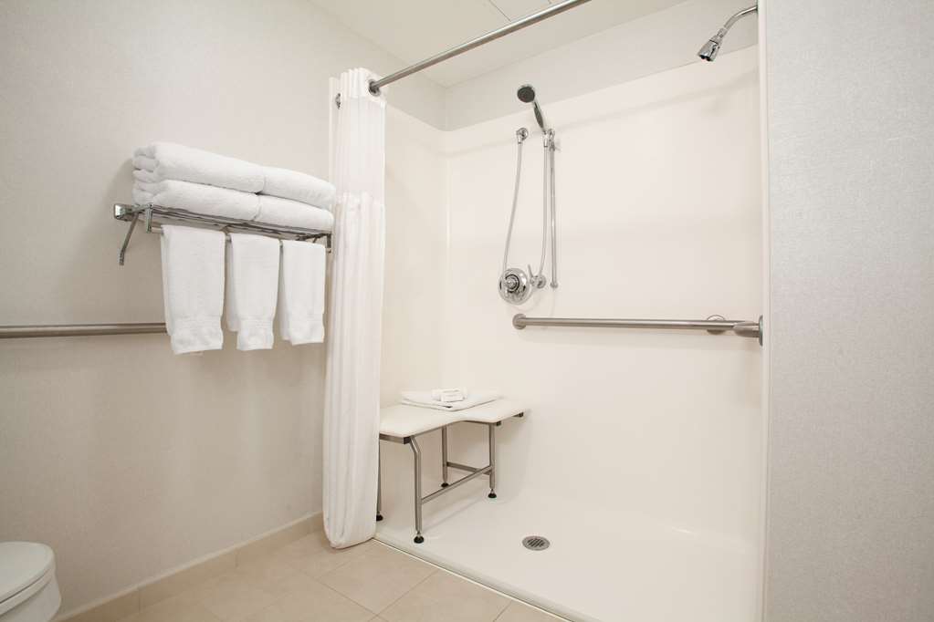 Guest room bath