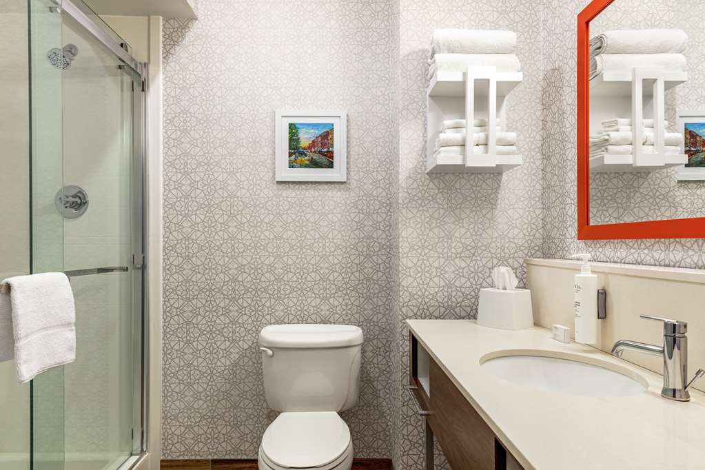Guest room bath