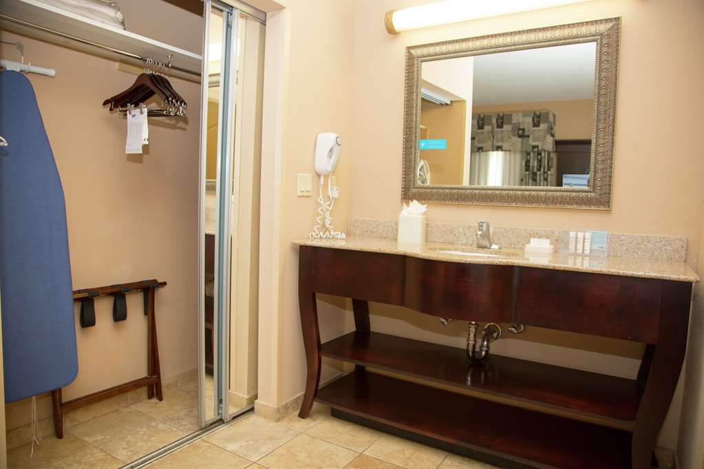 Guest room bath