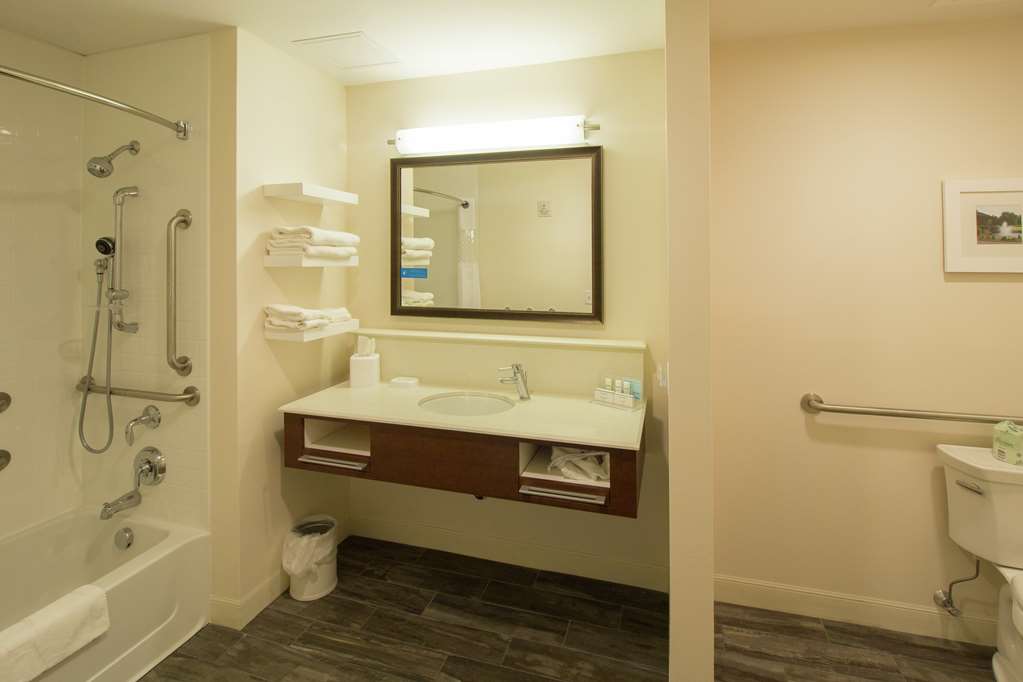 Guest room bath