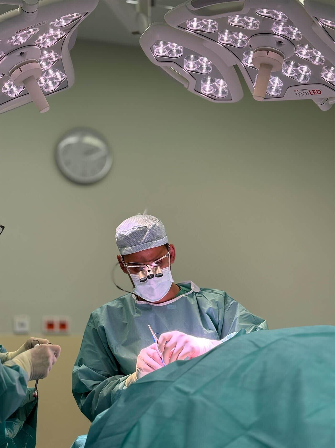 Bilder Dr. Nichlos - Plastische Chirurgie Frankfurt