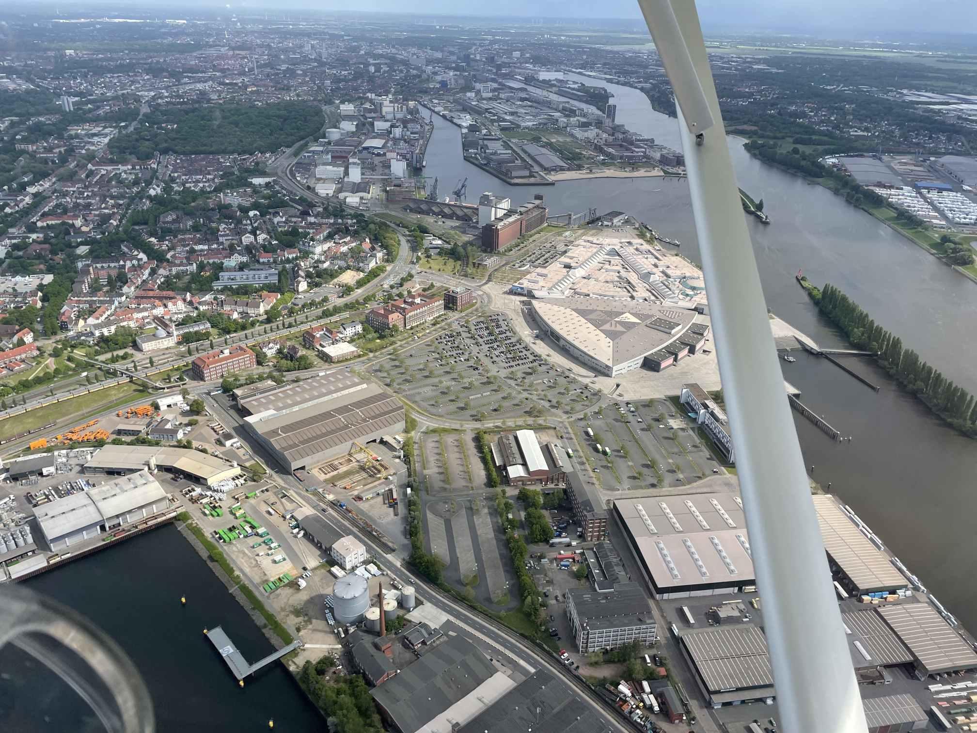 Rundflug über Bremen Überseestadt und Hafen mit Waterfront und Walle