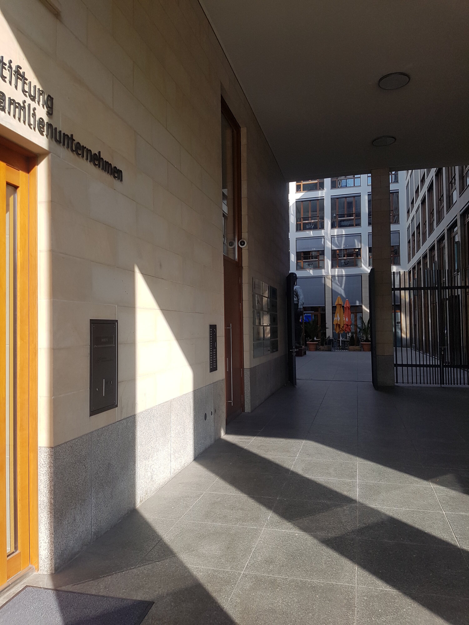 GBDF/ Kfz Gutachter Berlin Mitte D. Feuersenger, Pariser Platz 6A in Berlin