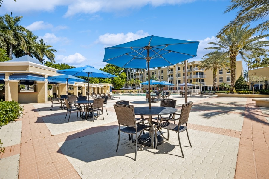 Five Star Premier Residences of Hollywood patio