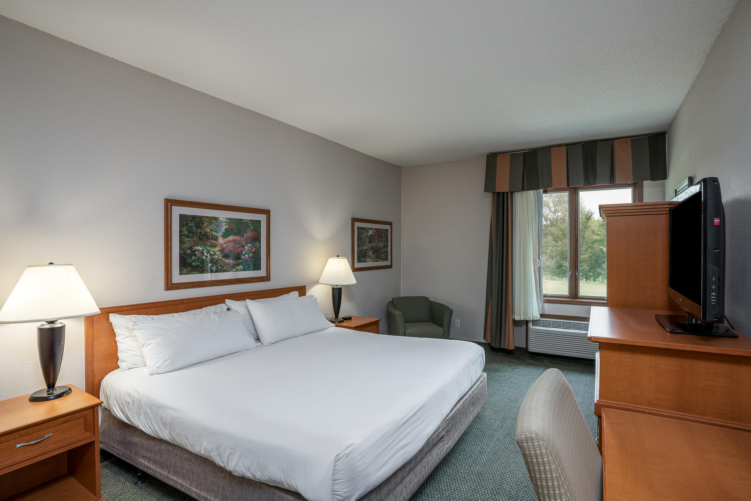 GrandStay Hotel &amp; Suites Pella Logo