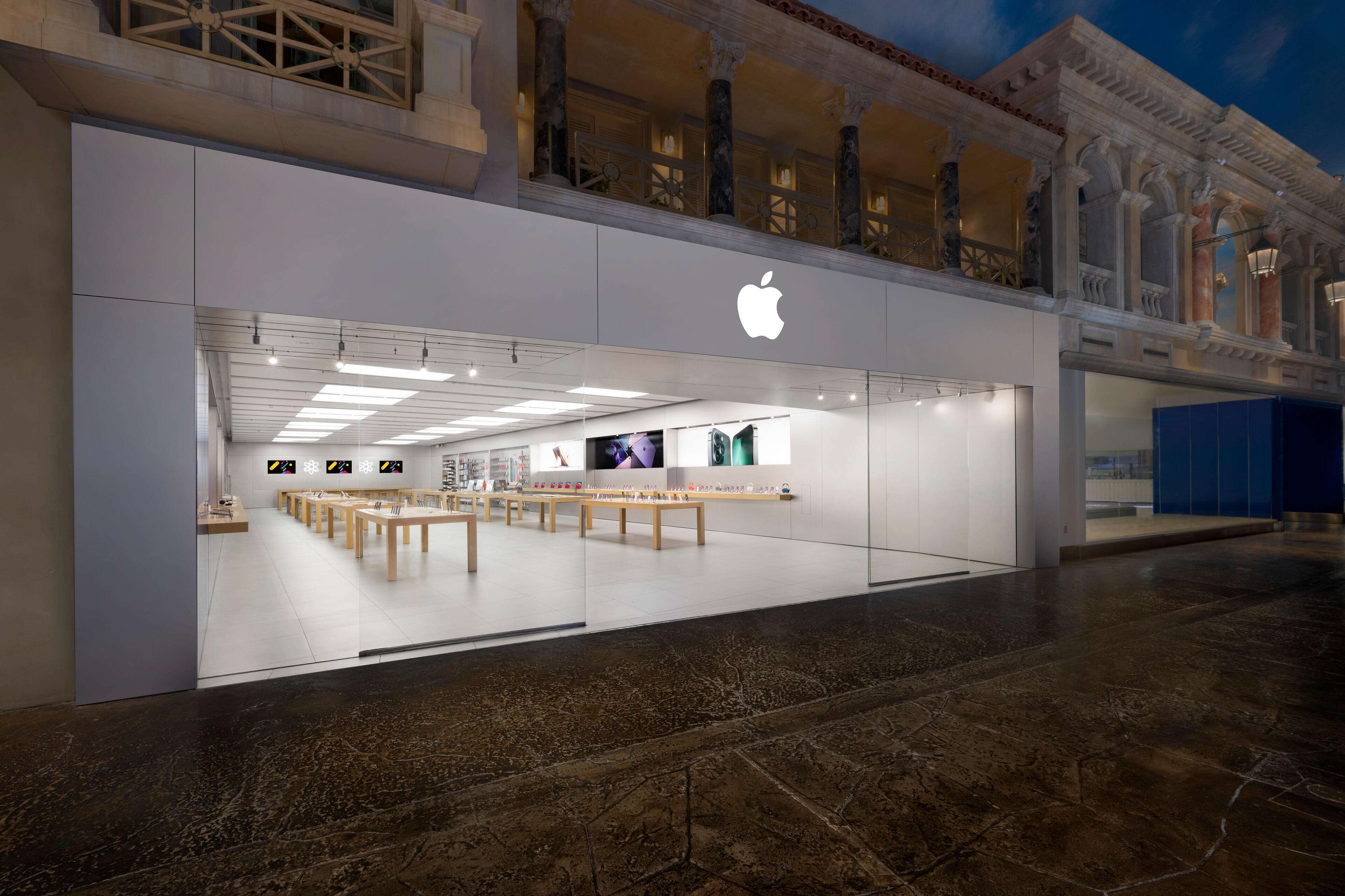 Image 2 | Apple The Forum Shops