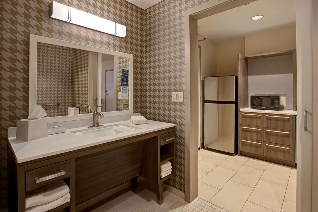Guest room bath
