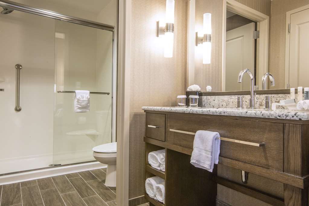 Guest room bath