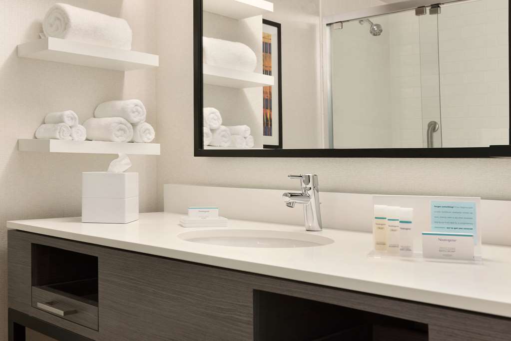 Guest room bath