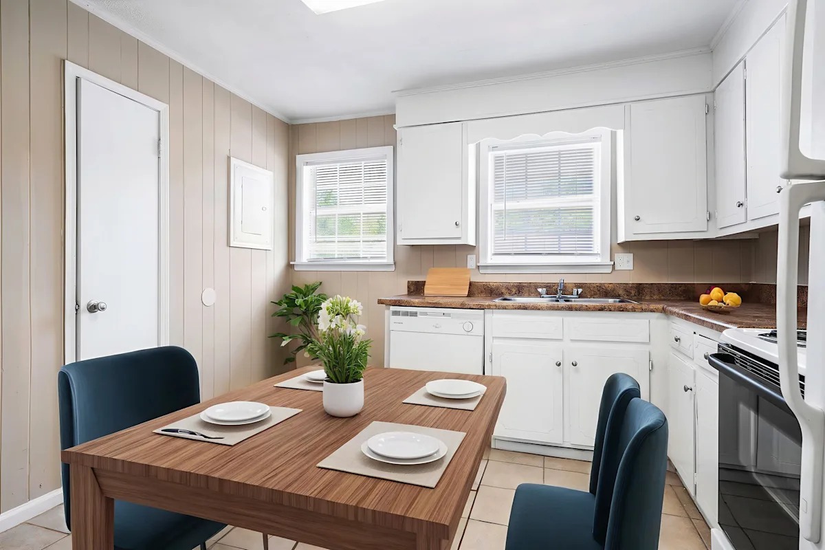 Dining area at Copper Creek Community at Signature Collection Apartments in Tuscaloosa, AL