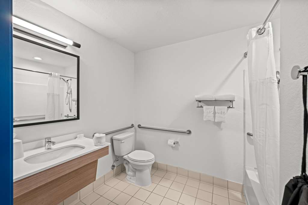 Guest room bath