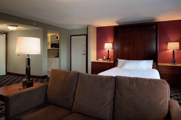 Images Hilton Garden Inn Auburn Riverwatch
