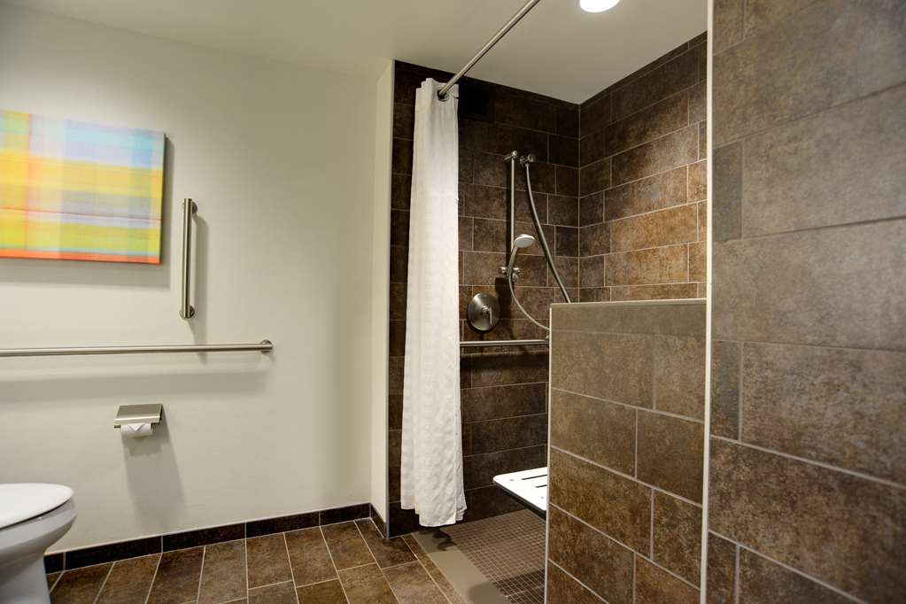 Guest room bath