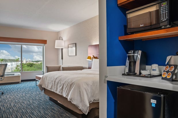 Images Holiday Inn Express & Suites Orlando - Lake Buena Vista by IHG