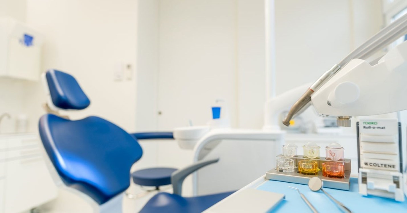 Dr. med. dent. Jörg Schneeweiß, Hauptplatz 11 in Oberwart