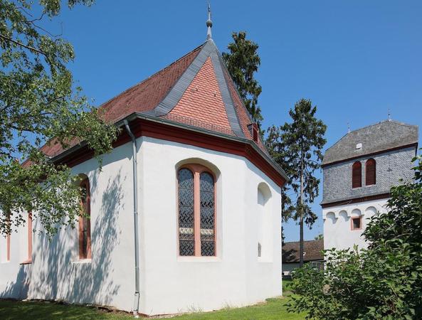 Die mittelalterliche Wehrkirche in Horrweiler wurde im 14. Jahrhundert errichtet und 1764 erweitert. Sie beherbergt eine Stumm-Orgel aus dem 18. Jahrhundert. Der Glockenturm gilt als weithin sichtbares Wahrzeichen Horrweilers.